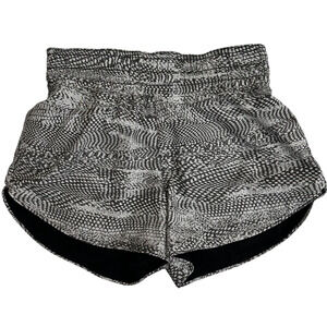 Lululemon Choose A Side Mid Rise Short Black Gray 2 Womens Reversible Pattern